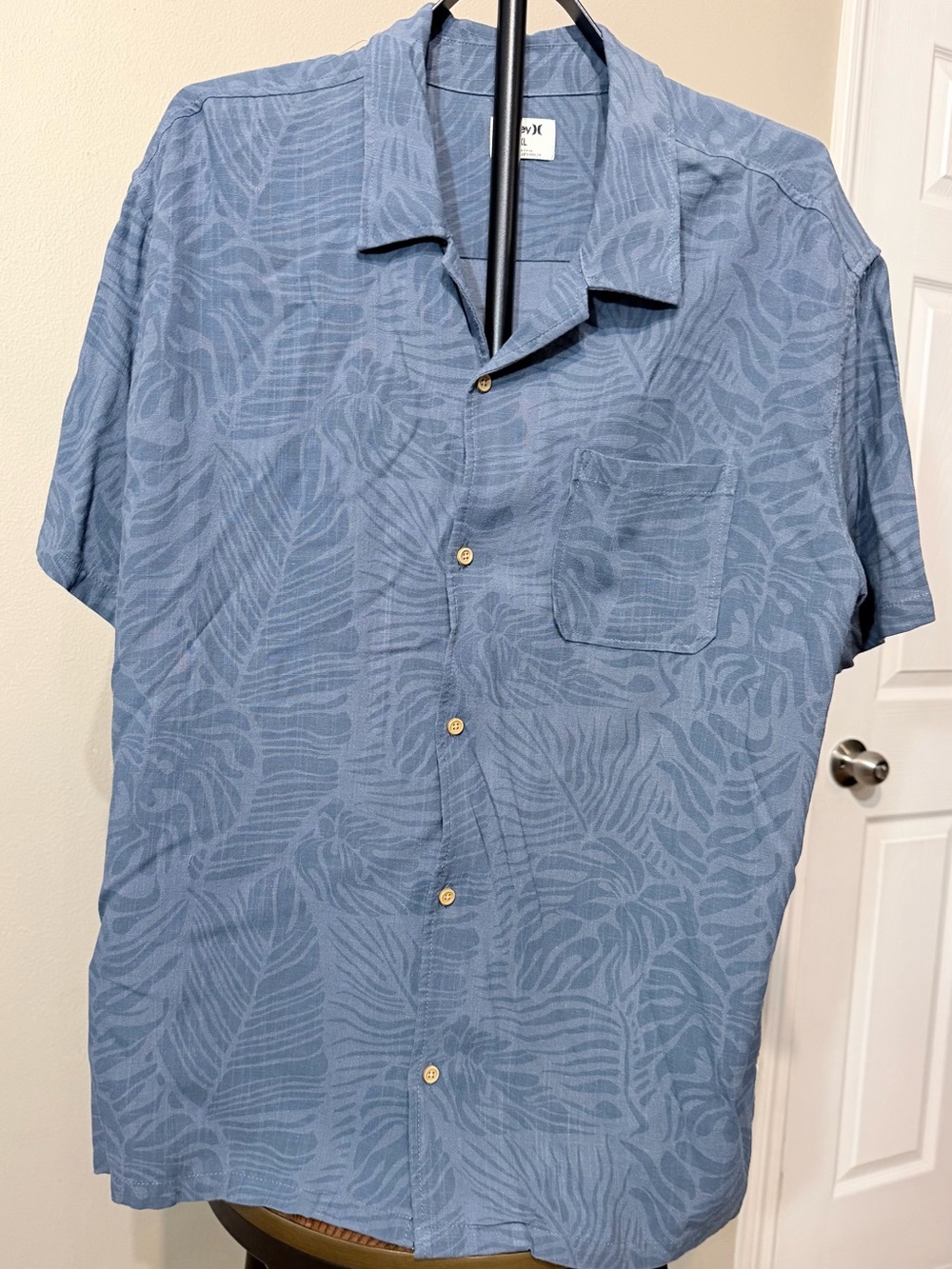Hurley Men XL Blue Hawaiian Tropical Floral Button-Up Short Sleeve Pockets NWT